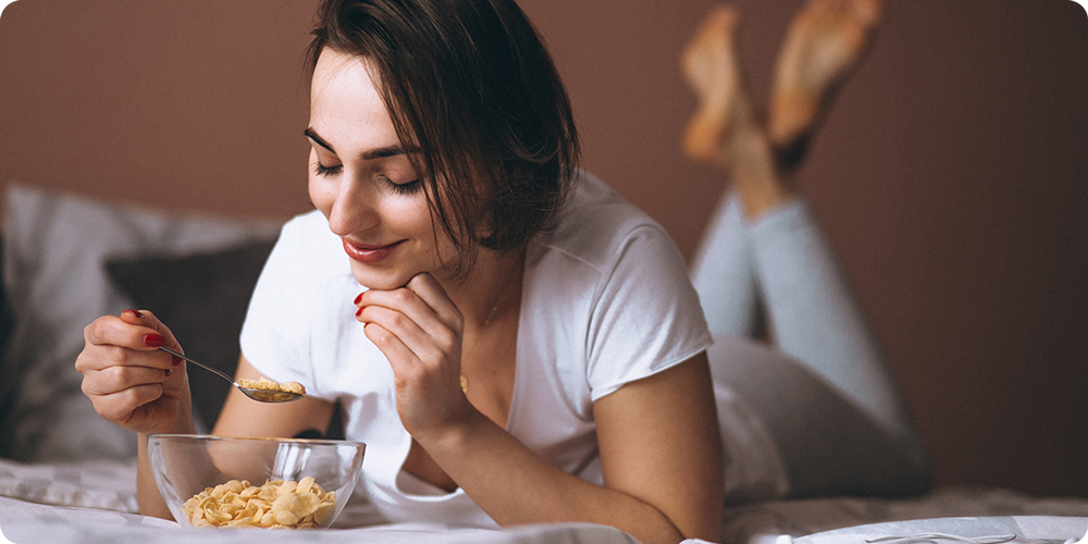 5 Reasons Why Eating in Bed is a Bad Idea